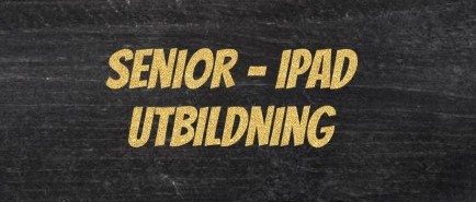 Bild på en mörk trävägg med texten Senior-Ipadutbildning i guld.