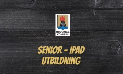 Bild på en mörk trävägg och texten Senior-Ipadutbildning i guld med kommunens logga.