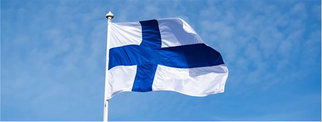 Finska flaggan mot en blå himmel.