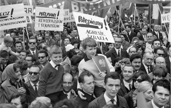 Svartvitt foto av en grupp människor från 1968. 