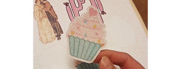 Glittrigt cupcake-klistermärke.