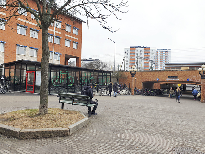 Miljö kring Huddinge station.