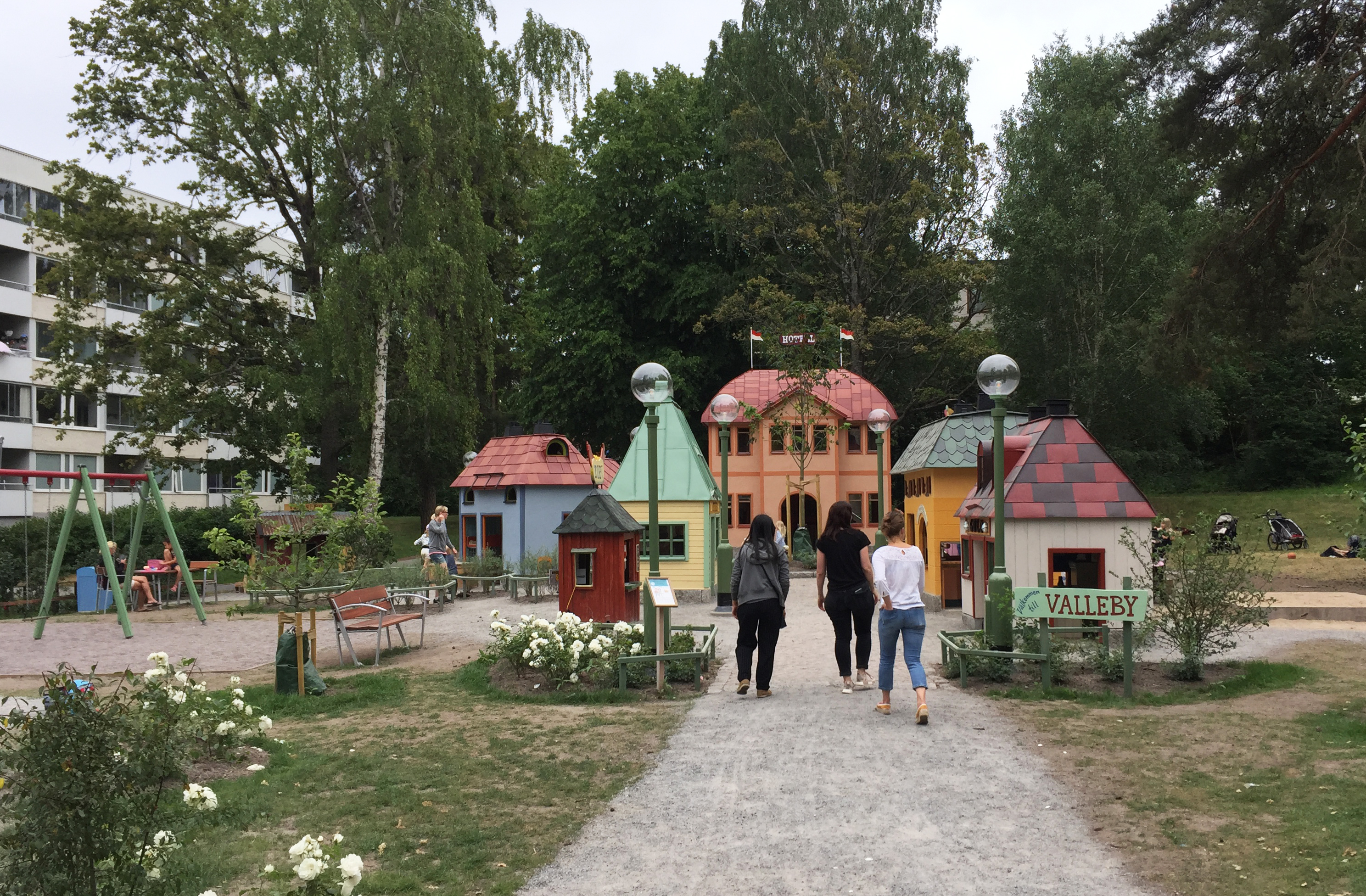 Husen från Valleby och besökare i Härbreparken.