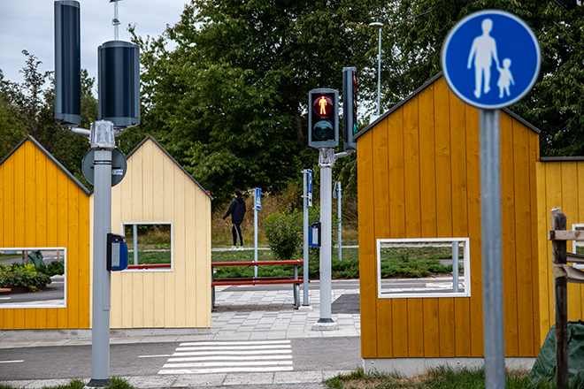 En trafiklek för barn med små hus , gator och gatuskyltar.