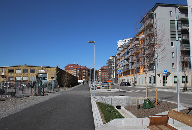 Sjödalsvägen mot Huddinge centrum. Industriområde till vänster och kvarteret Brandstegen till höger.