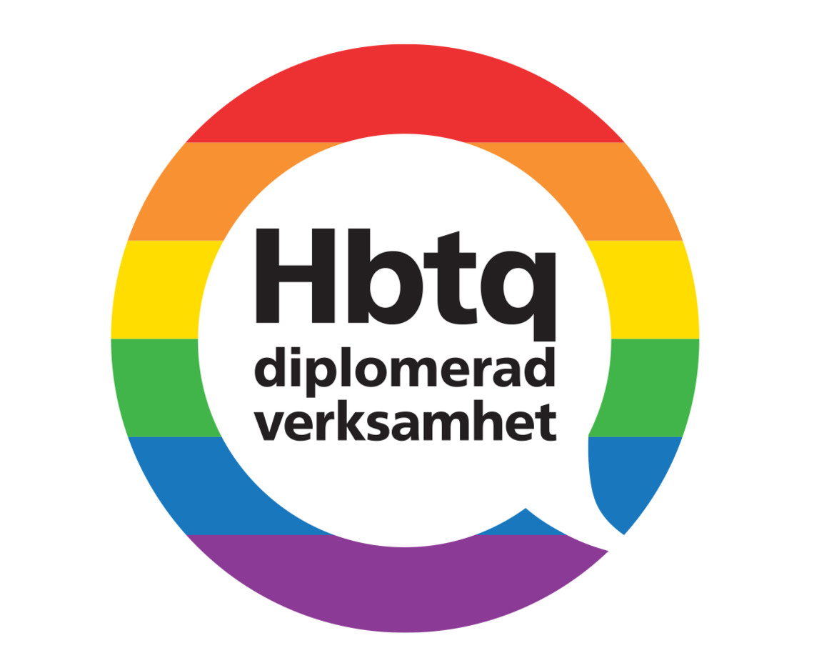 Regnbågsfärgad logotyp med texten Hbtq diplomerad verksamhet.