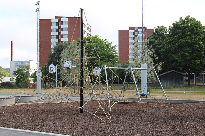 Klätternät, gunga och basketkorgar.