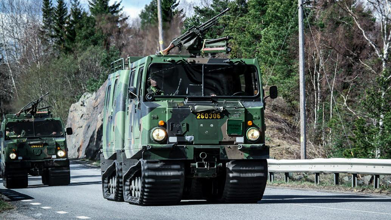 Bild av militärfordon på väg
