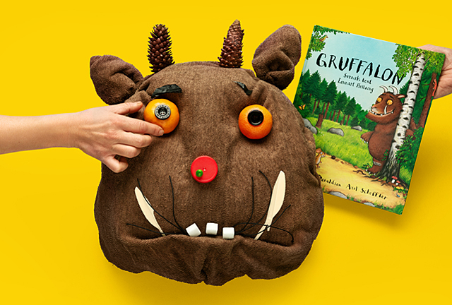 Gruffalon med bok i bakgrunden.