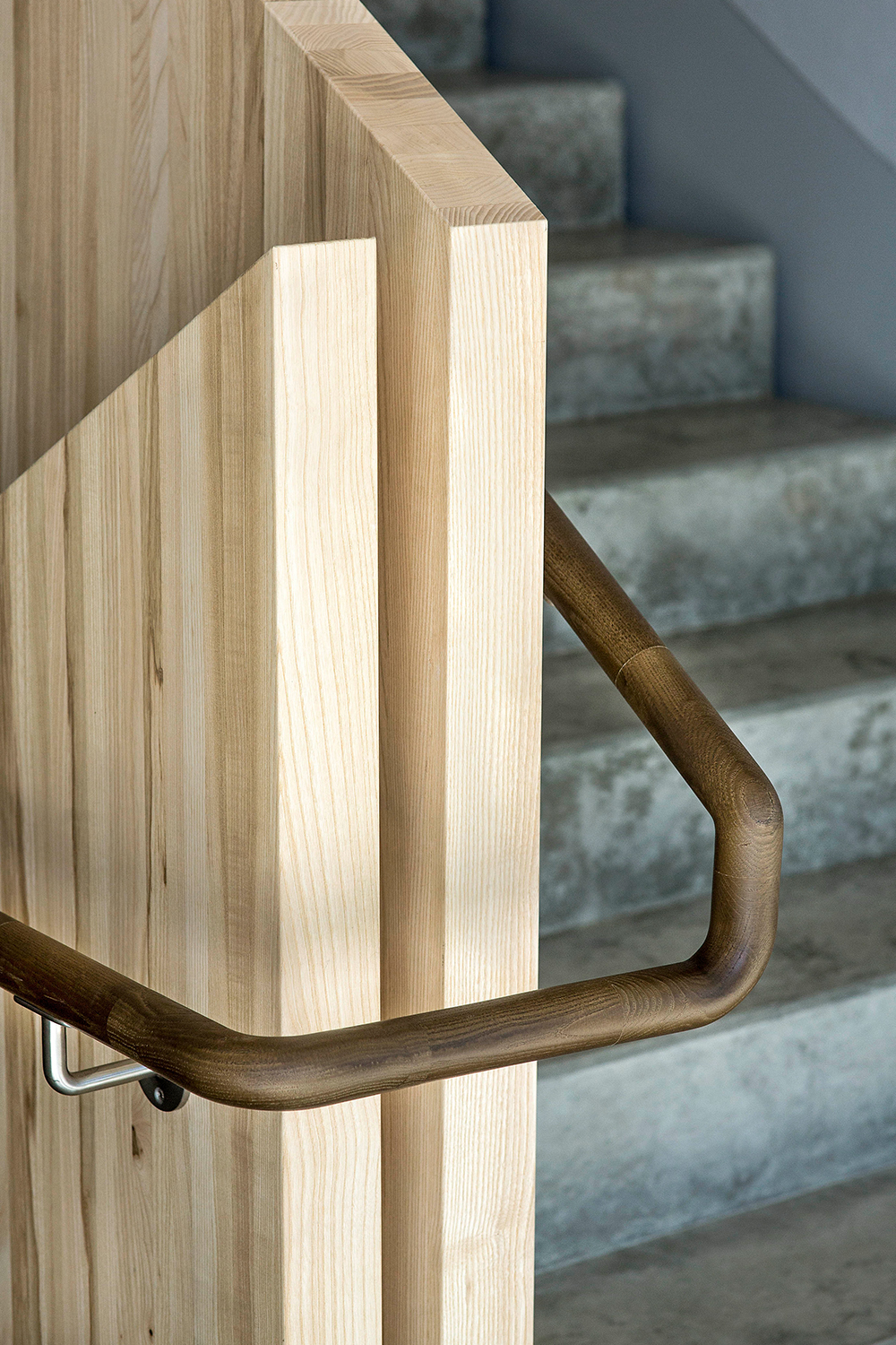 Interiör från O-huset. Detalj på trappräcke i trä och handledare. Foto: Håkan Lindgren