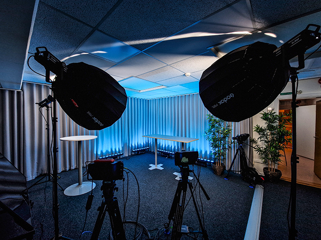 Riggad studio med två stora mikrofoner i förgrunden.