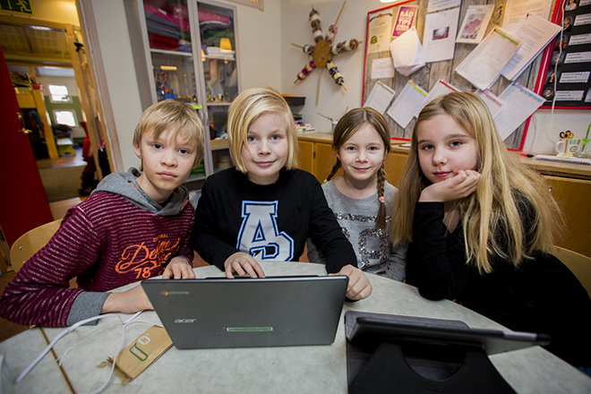 Barn tittar mot kameran med e