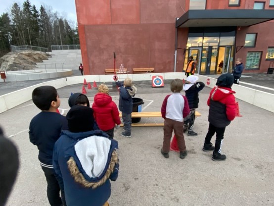 Barn som skjuter pilbåge