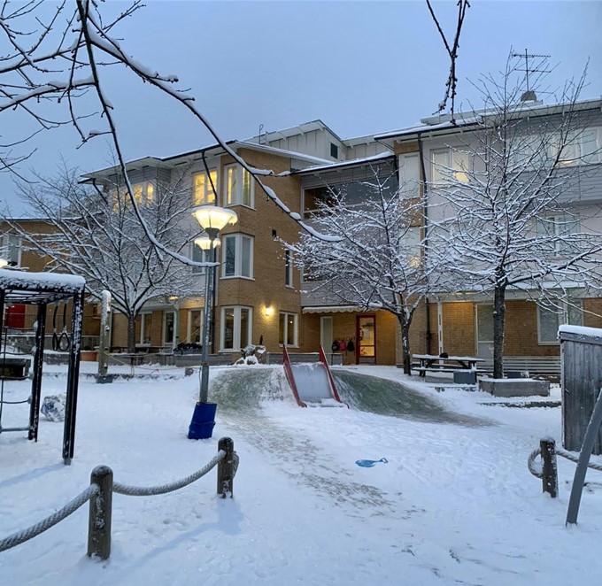 Bilden visar Skansbergsskolans skolgård med snötäcke