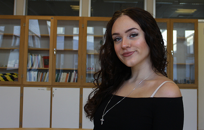Klaudia går ekonomiprogrammet.