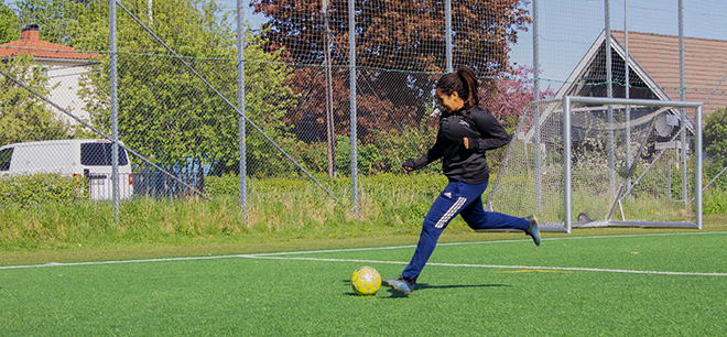 Tjej spelar fotboll