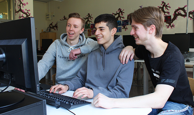 Teknikelever jobbar vid en dator.