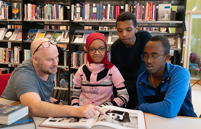 Elever på särskolans individuella val studerar i biblioteket.