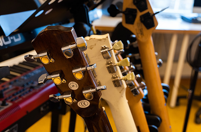 Gitarrer på östra gymnasiets musikinriktning.