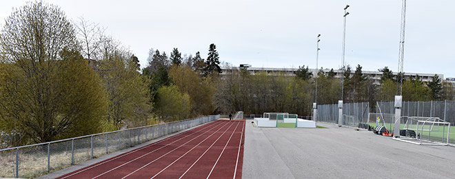 Löparbanor utomhus på Östra gymnasiet.