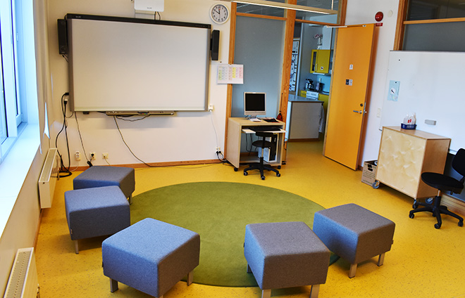 Särskolan klassrum med mjuka sittpuffar.