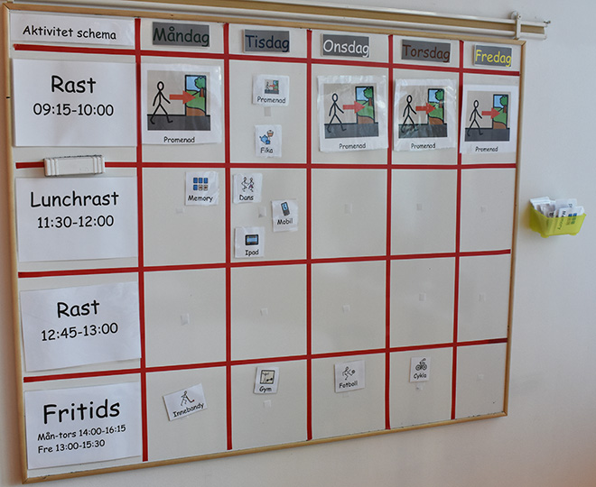 Informationstavla inne på särskolan.