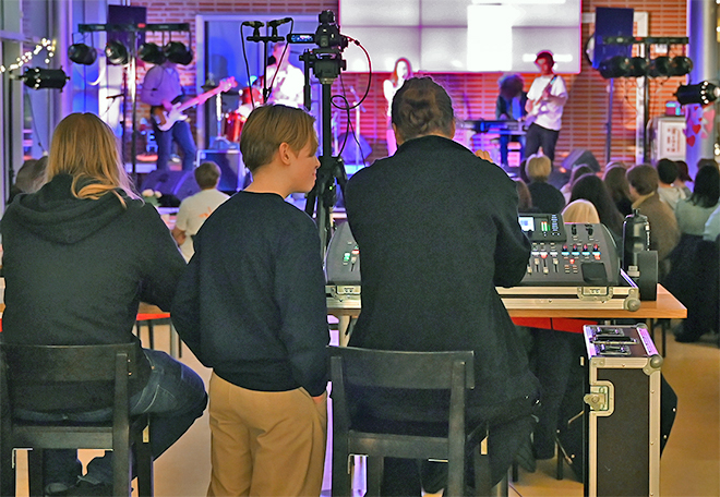 Elever från El- och energiprogrammet sköter mixerbordet vid skolans konserter.