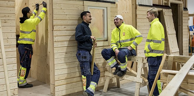 Elever på byggprogrammet jobbar i bygghallen.