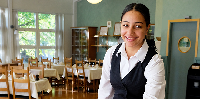 En elev som serverar i restaurangen.