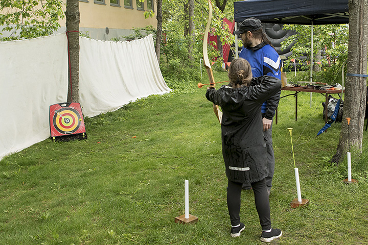 Barn som provar bågskytte