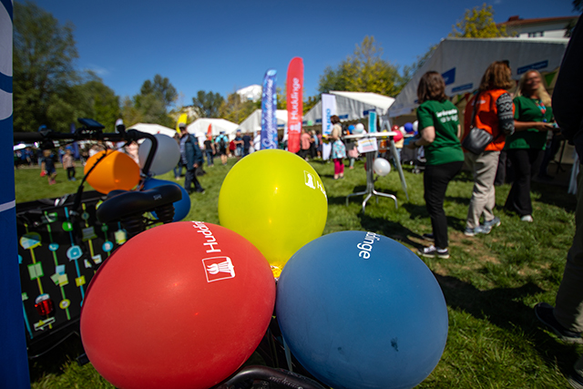 Röd, gul och blå ballong på gräsmatta