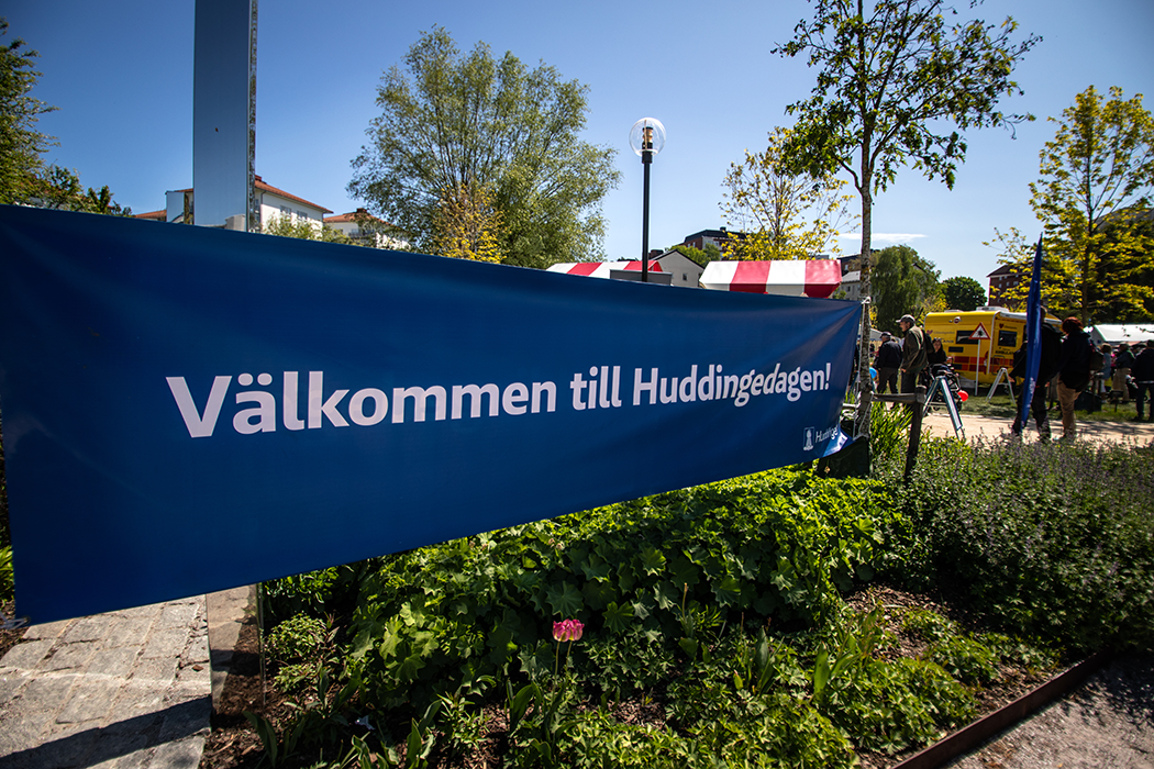 Blå vepa med text Välkommen till Huddingedagen