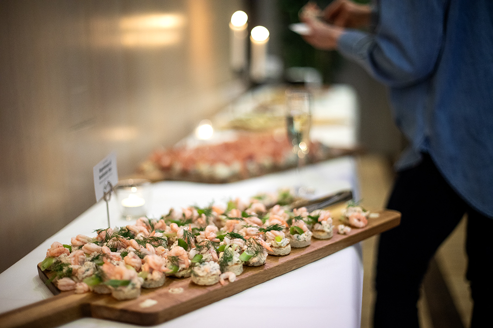 Olika snittar som ligger på ett bord med vit duk. Snittarna serverades på HUddinge kommuns Kvalitetsgala 2024.