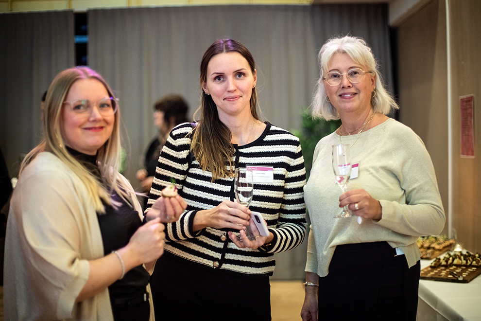 Tre kvinnor håller i glas och tittar in ik kameran på Huddinge kommuns Kvalitetsgala 2024