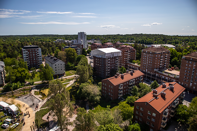 Flygfoto över  Sjödalen och Huddinge centrum