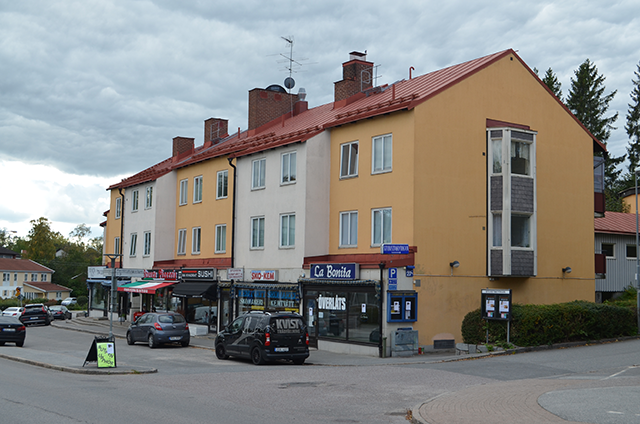 Lägenheter, butiker och restauranger på Stationsvägen i Stuvsta