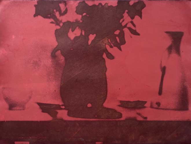 Mehregan Meysami THE UNENDING ROSE En röd bild på en blomvas. 