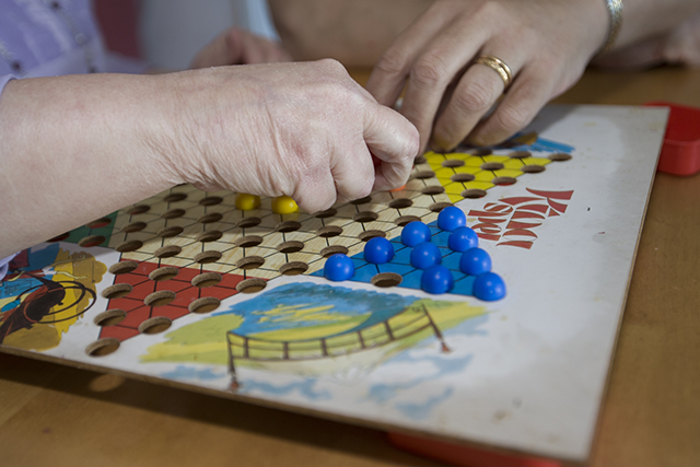 Brukar och medarbetare spelar ett spel tillsammans,