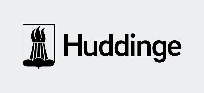 Svart Huddinge kommun-logotyp på grå botten.