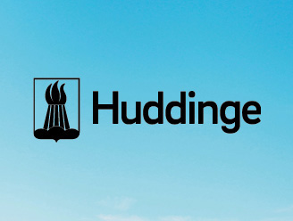 Svart logotyp på foto i färg.