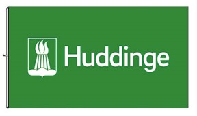 Grön flagga med Huddinge kommuns logotyp i vitt.