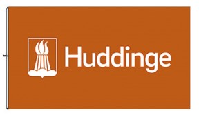 Orange flagga med Huddinge kommuns logotyp i vitt.