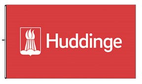 Röd flagga med Huddinge kommuns logotyp i vitt.