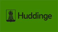 Svart Huddinge-logotyp på grön bakgrund.