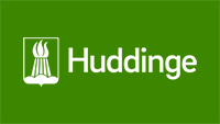 Vit Huddinge-logotyp på grön bakgrund.