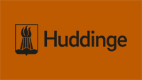 Svart Huddinge-logotyp på orange bakgrund.