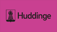 Svart Huddinge-logotyp på rosa bakgrund.