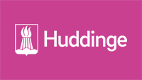 Vit Huddinge-logotyp på rosa bakgrund.
