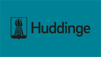 Svart Huddinge-logotyp på turkos bakgrund.