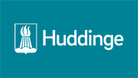Vit Huddinge-logotyp på turkos bakgrund.